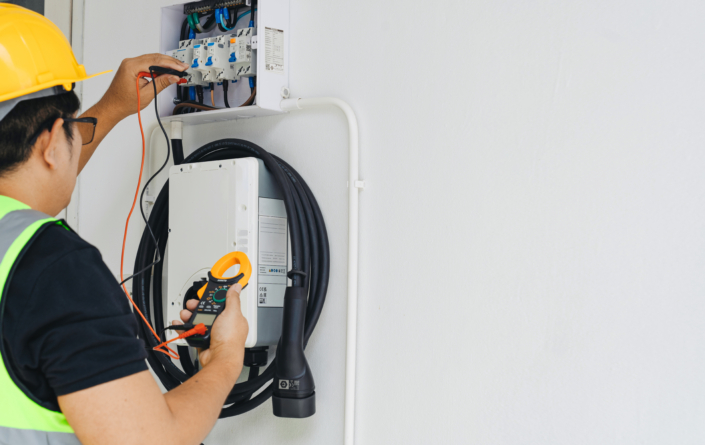 Elektriker führt Prüfung einer Ladestation oder Wallbox gemäß DGUV Vorschrift 3 und VDE-Richtlinien durch