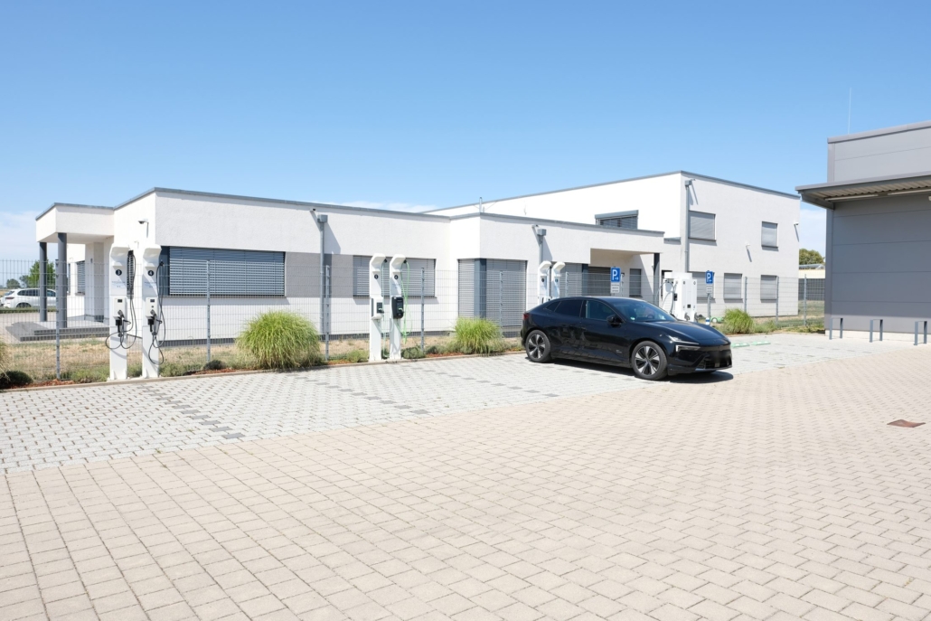 getpower Ladepark in Achern mit Elektroauto an der Ladestation